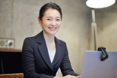 パソコンを操作する女性ビジネスマン