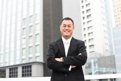 腕組みする街角のビジネスマン