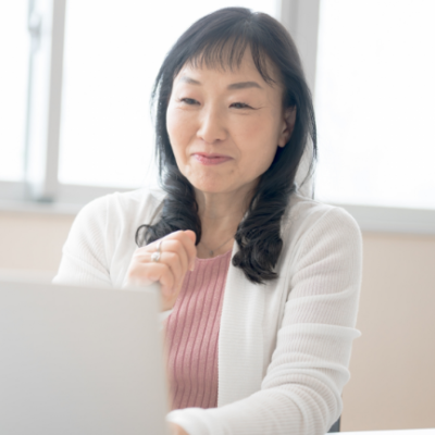 ノートパソコン前の年配女性