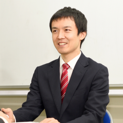 赤いネクタイの男性ビジネスマン